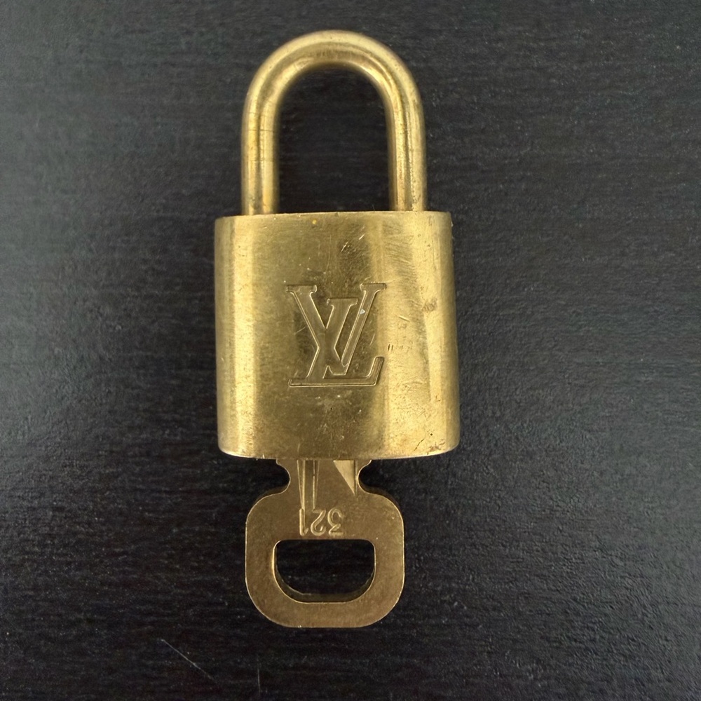 321 🔐Louis Vuitton Brass Padlock lock and key